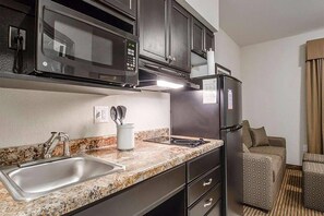 Desk, blackout drapes, iron/ironing board, free WiFi - Travelodge Suites by Wyndham Estevan (Estevan)