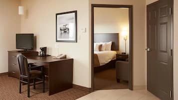 Suite, 1 Queen Bed, Non Smoking | Living area | 32-inch flat-screen TV with cable channels, TV