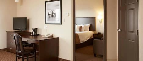 Suite, 1 Queen-Bett, Nichtraucher | Wohnbereich | 32-Zoll-Flachbildfernseher mit Kabelempfang, Fernseher