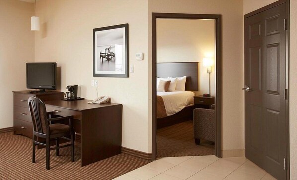 Suite, 1 Queen Bed, Non Smoking | Living area | 32-inch flat-screen TV with cable channels, TV