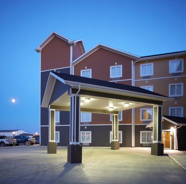 Front of property - evening/night - Travelodge Suites by Wyndham Estevan (Estevan)