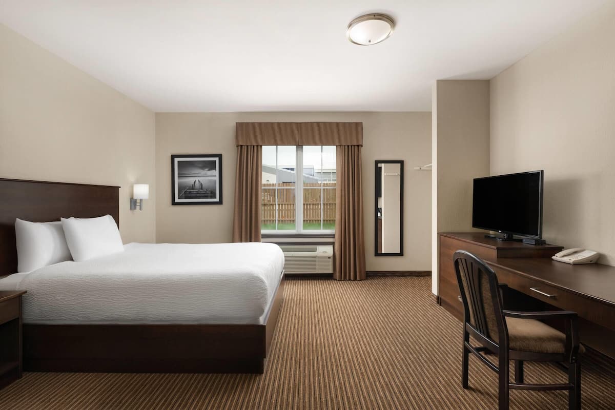 Desk, blackout drapes, iron/ironing board, free WiFi