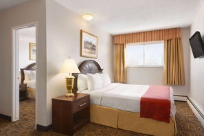 Suite, 2 Tempat Tidur Queen | Meja kerja, setrika/meja setrika, dan tempat tidur lipat/tambahan