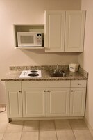 Escritorio, tabla de planchar con plancha y camas plegables/adicionales