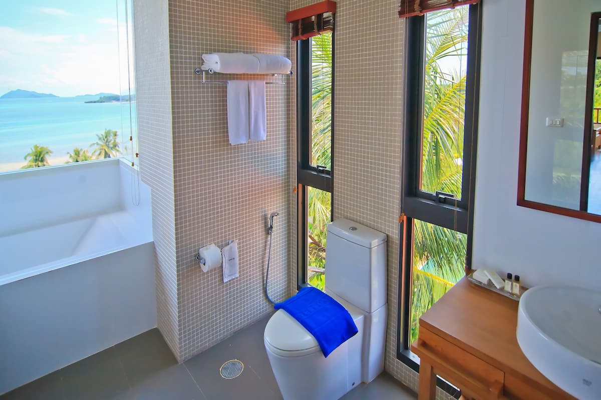 separate bathtub and shower, rainfall showerhead, free toiletries