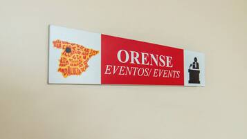 Un cartel con el texto 'ORENSE EVENTOS EVENTS' y un contorno de mapa.