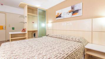 Minibar, caja de seguridad en la habitación y escritorio
