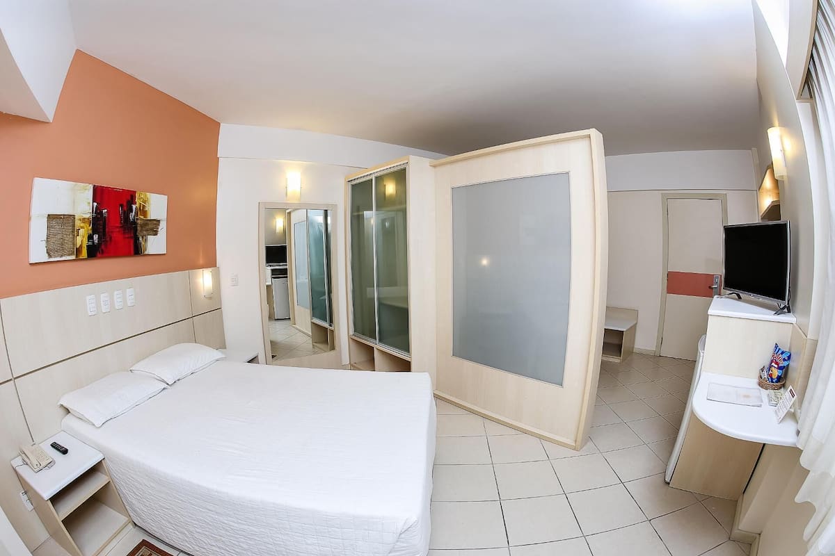Minibar, coffres-forts dans les chambres, bureau, rideaux occultants