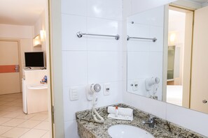 Ducha, secador de pelo, toallas, jabón