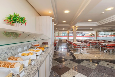Coffee shop. Hotel Metropolitan Canoas