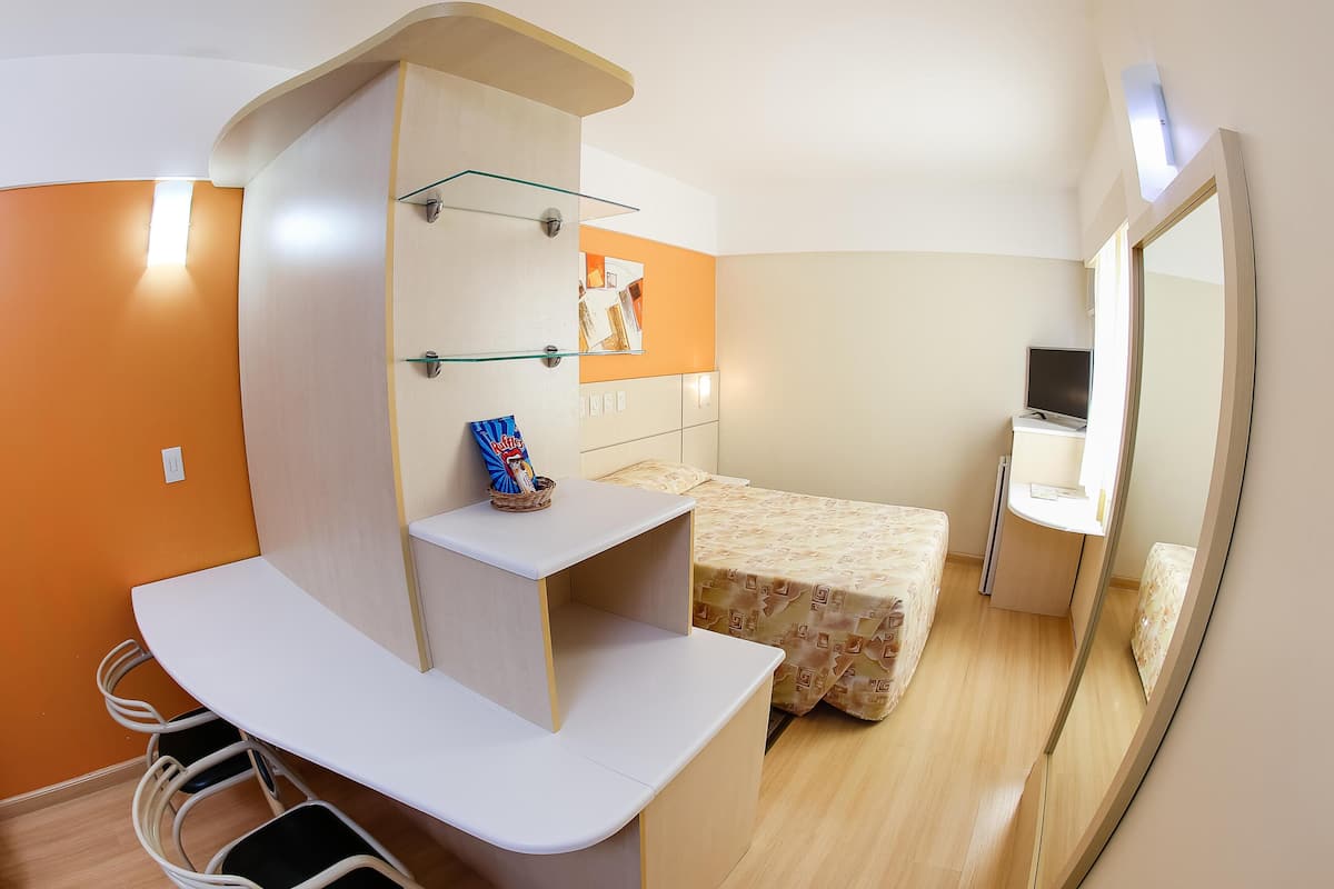 Minibar, coffres-forts dans les chambres, bureau, rideaux occultants