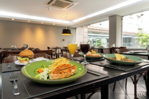 Phục vụ bữa sáng, bữa trưa và bữa tối 