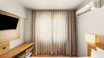 Quarto standard, 2 camas de solteiro | 10 quartos, frigobar, escrivaninha, espaço de trabalho para notebook