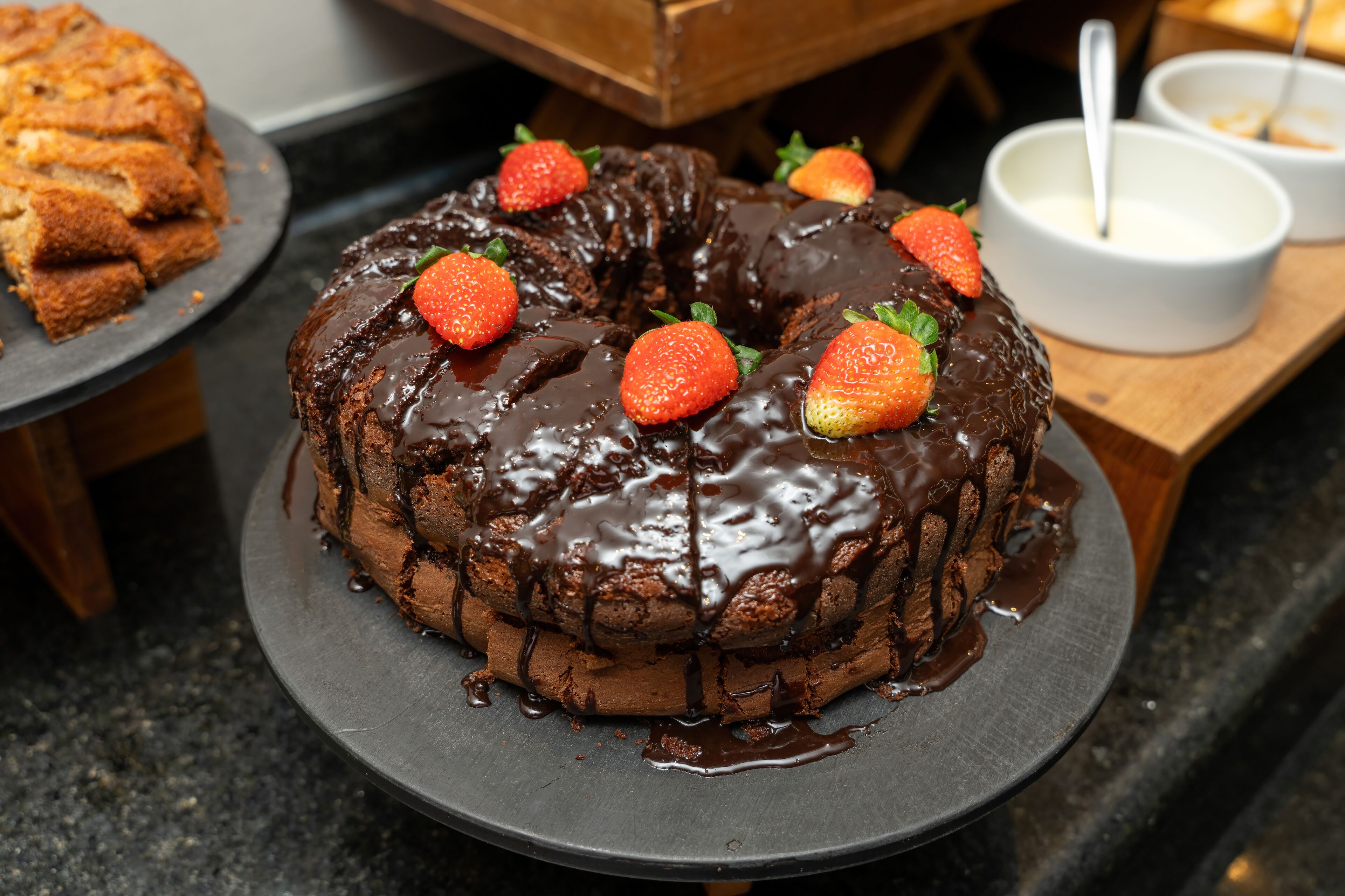 Een chocoladecake met aardbeien op een bord.
