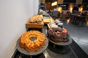 Café da manhã com buffet grátis todos os dias