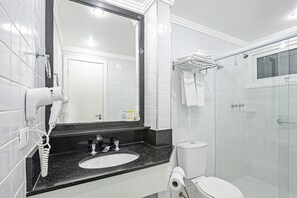 Standard Triple Room, 3 Twin Beds | Bathroom | Shower, hair dryer, towels, shampoo