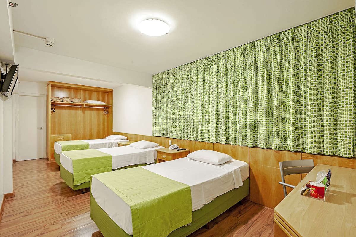 Standaard driepersoonskamer, 3 eenpersoonsbedden | 10 slaapkamers, een minibar, een bureau, een laptopwerkplek