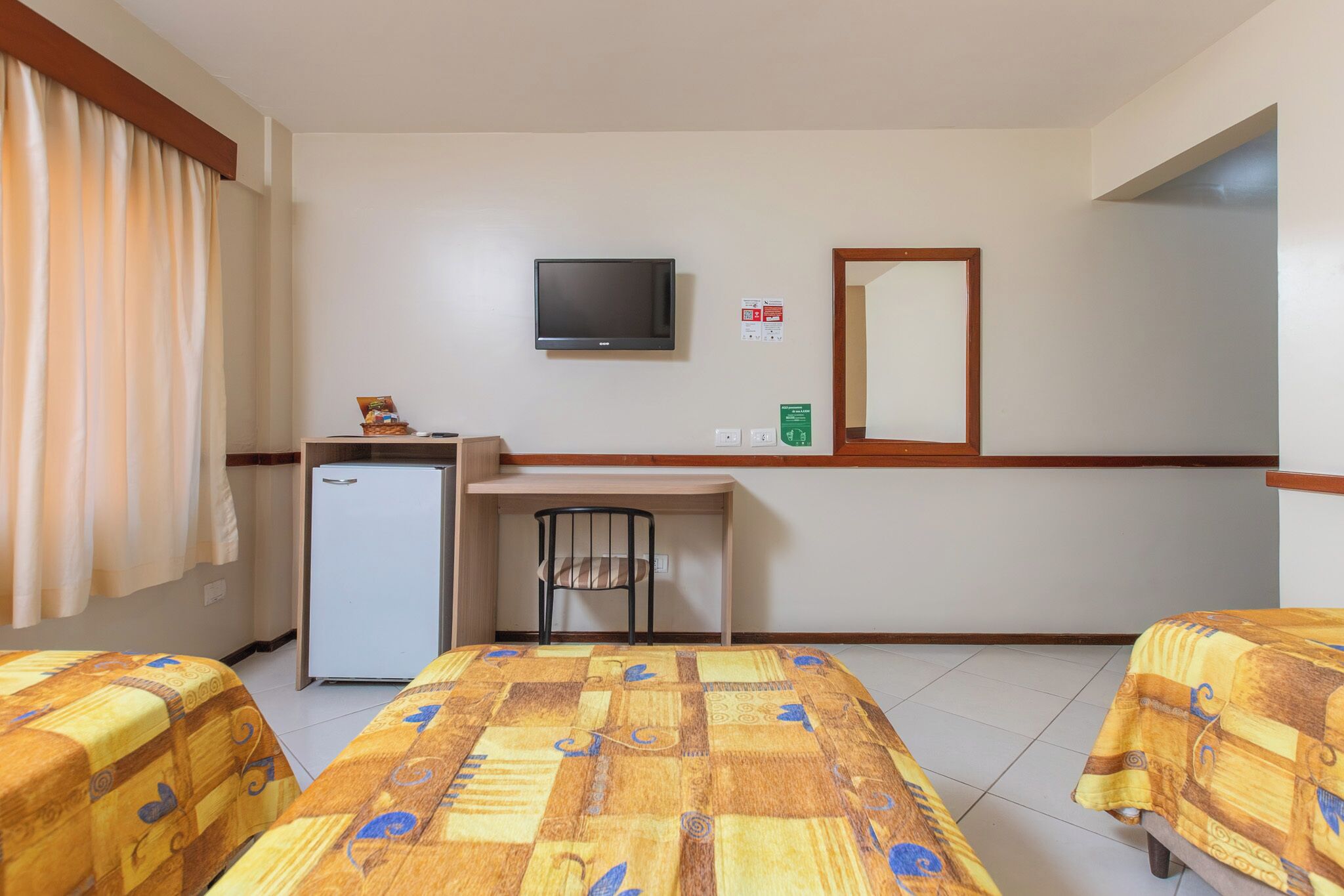 Minibar, caja fuerte, escritorio y wifi gratis