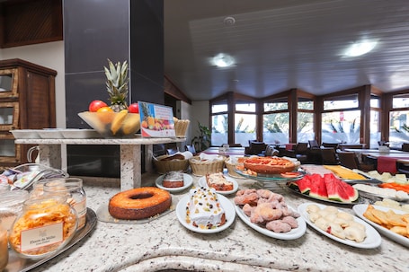 Free daily buffet breakfast . Hotel Suárez Campo Bom