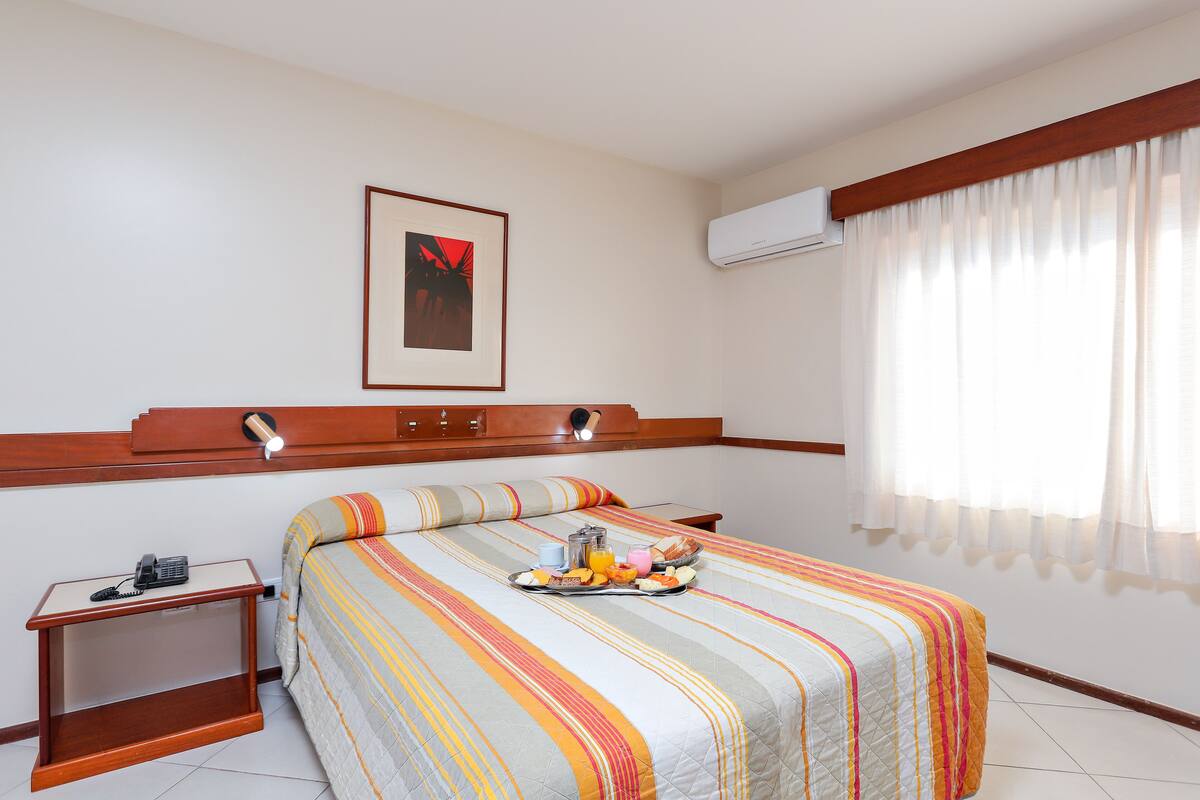 Minibar, in-room safe, desk, WiFi (free)