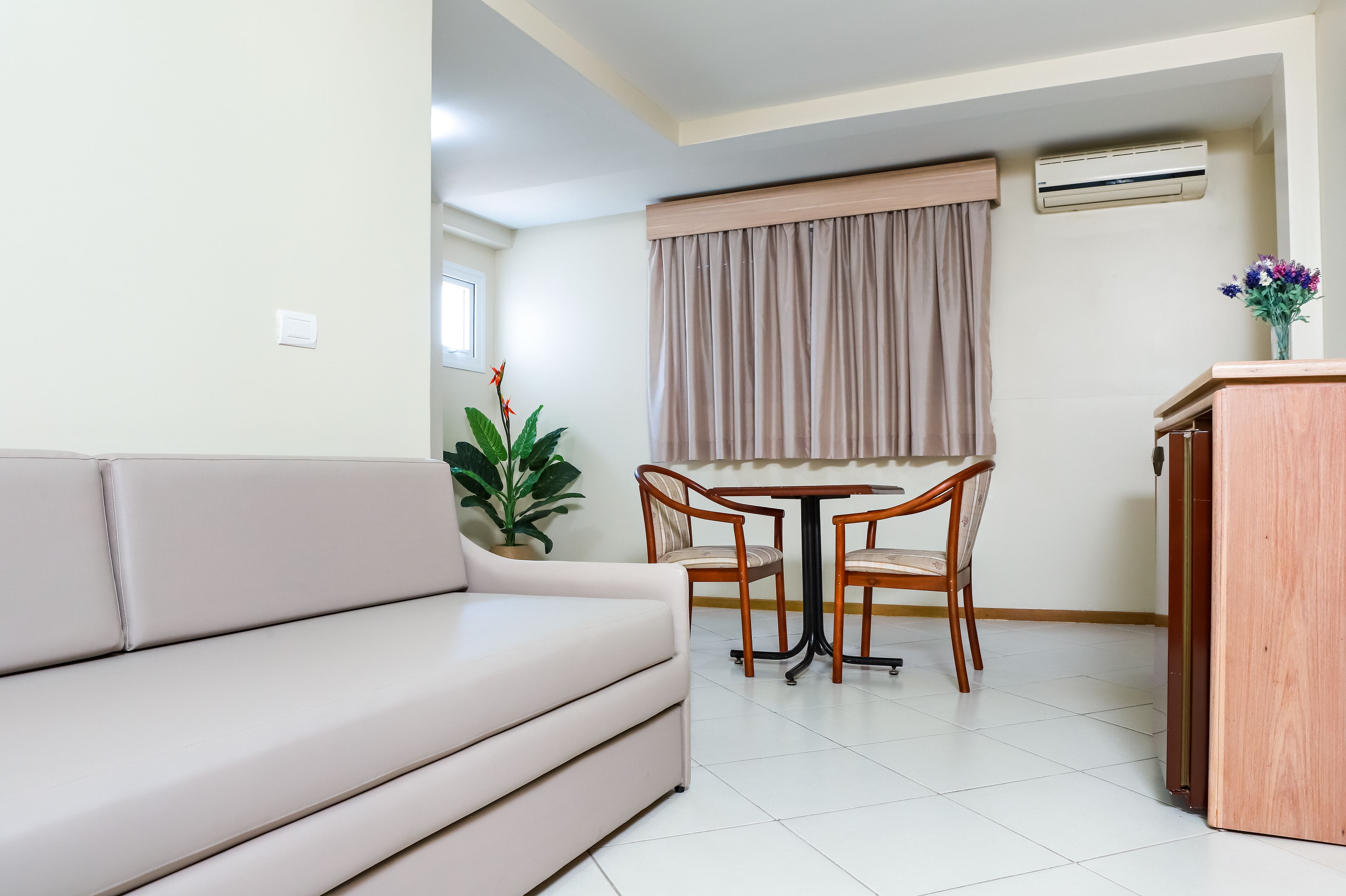 套房 | 客厅 | 32-英寸电视 （配备有线频道）、玩具