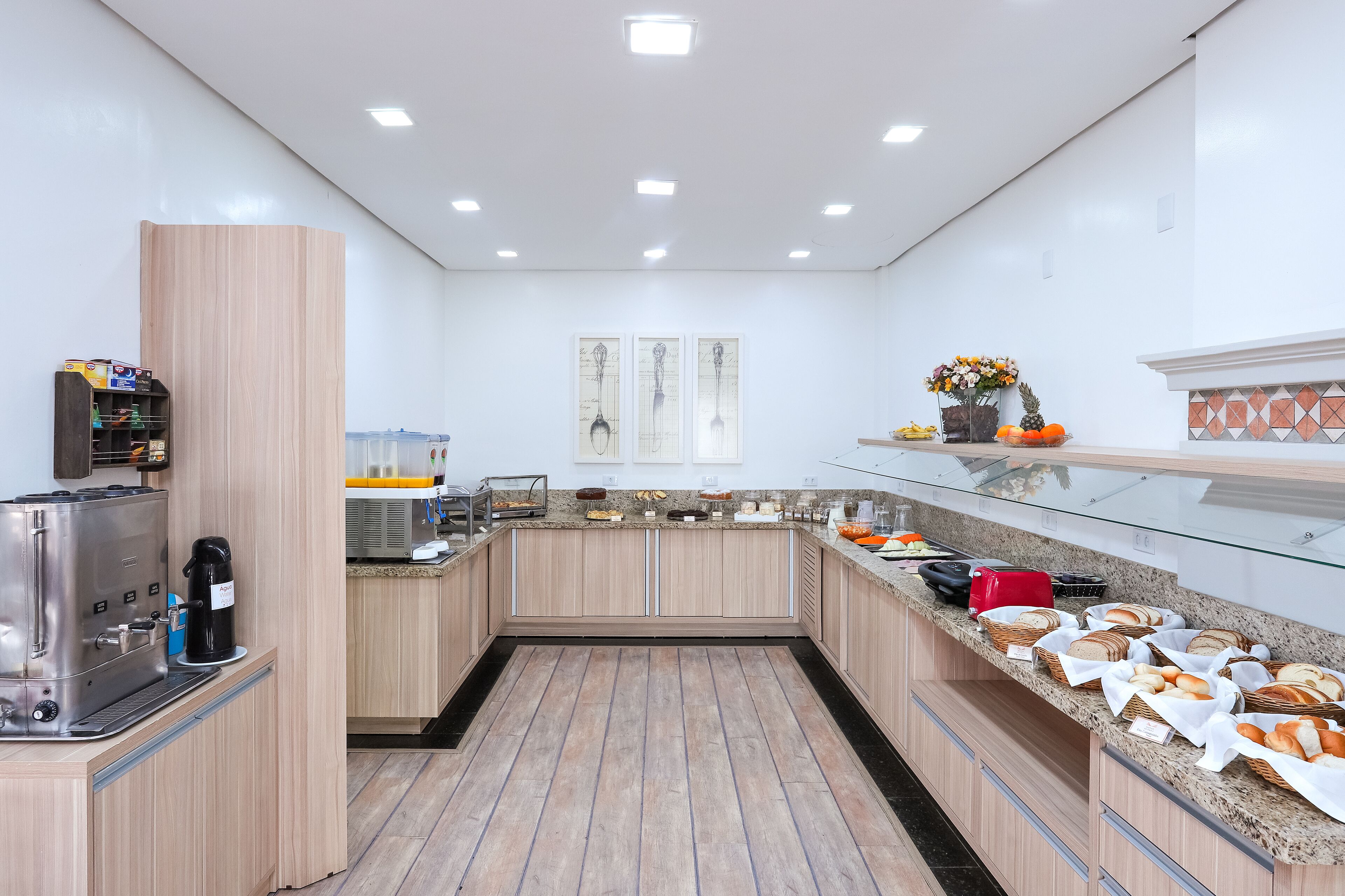 包含每日自助早餐