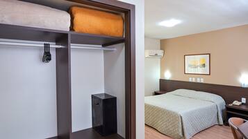 Minibar, Zimmersafe, Schreibtisch, VerdunkelungsvorhÀnge