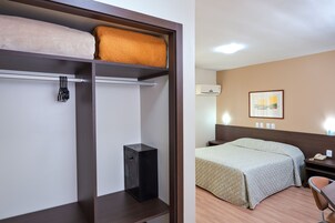 Frigobar, cofres nos quartos, escrivaninha, cortinas blackout