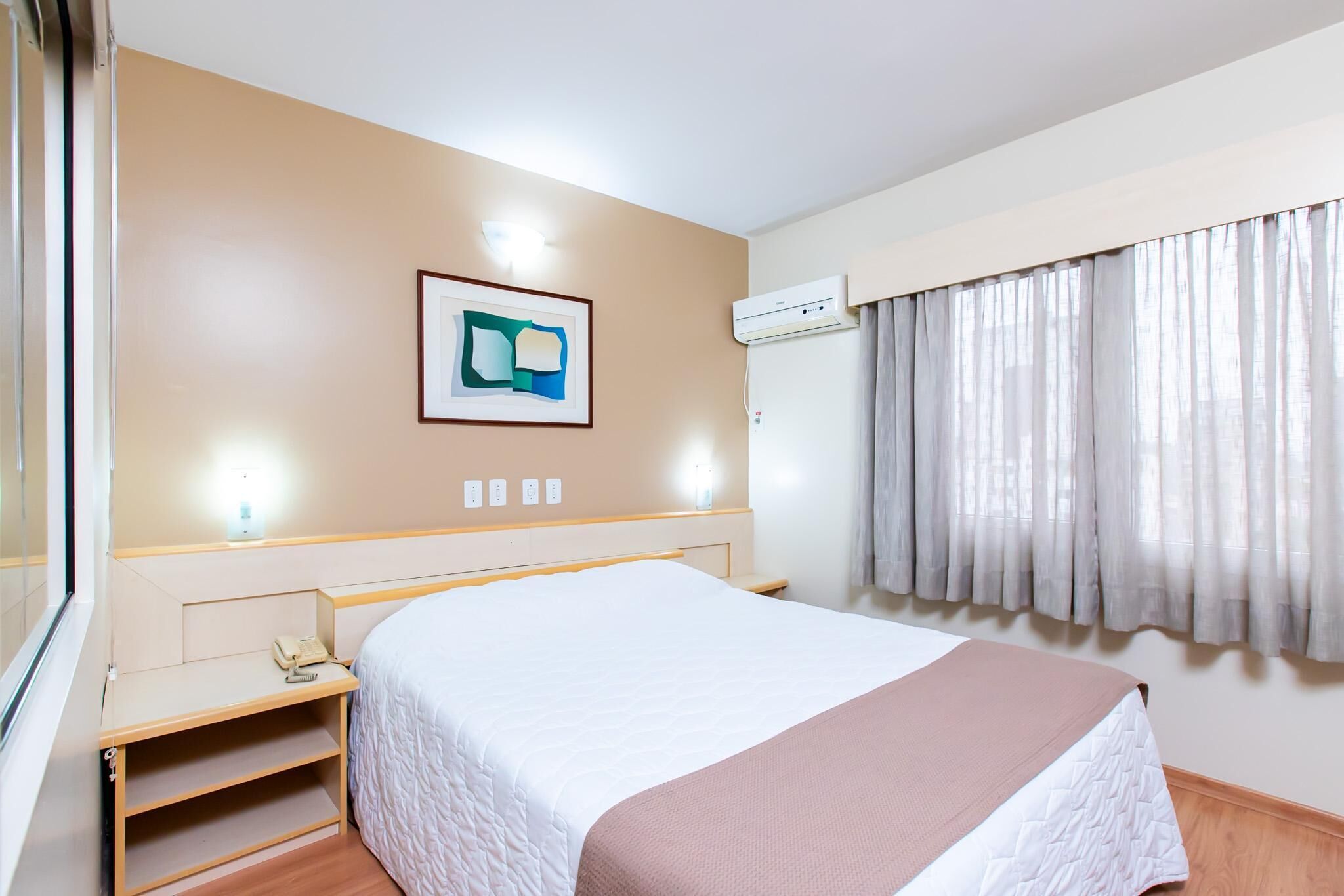 Minibar, brankas, meja kerja, dan tirai kedap cahaya