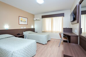 Minibar, caja fuerte, escritorio y cortinas opacas