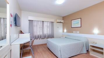 Habitación estándar doble, 1 cama doble | Minibar, caja fuerte, escritorio y cortinas opacas