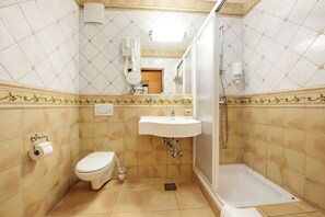 Habitación estándar doble | Baño | Toallas