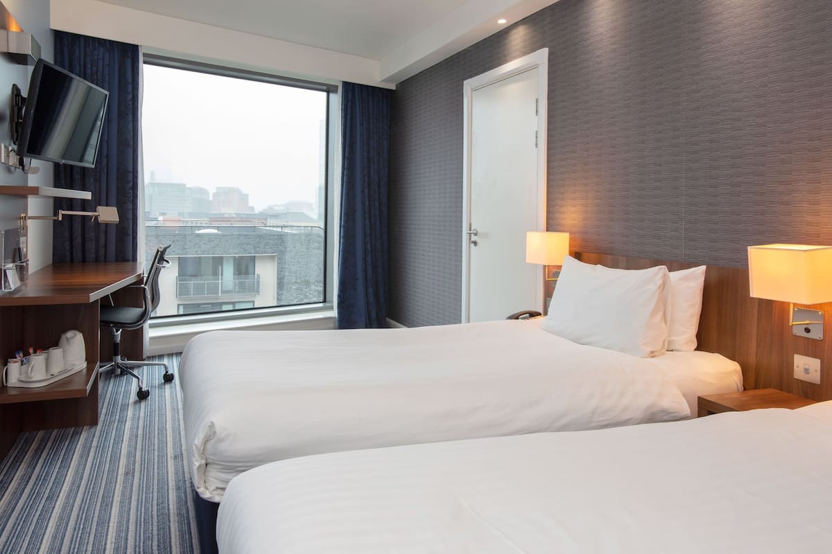 ห้องพรีเมียม, เตียงเดี่ยว 2 เตียง (Extra Floor Space, Free Hot Breakfast) | เครื่องนอนป้องกันสารก่อภูมิแพ้, ตู้นิรภัยในห้องพัก, โต๊ะทำงาน
