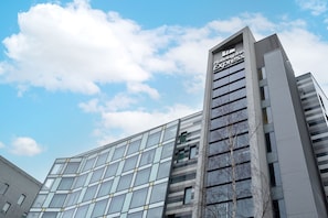 Un moderno edificio de hotel con un letrero llamativo de Holiday Inn Express.