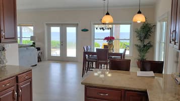 Villa de lujo, 3 habitaciones, acceso a la piscina, frente a la playa | Cocina privada | Frigorífico grande, microondas, horno y placa de cocina