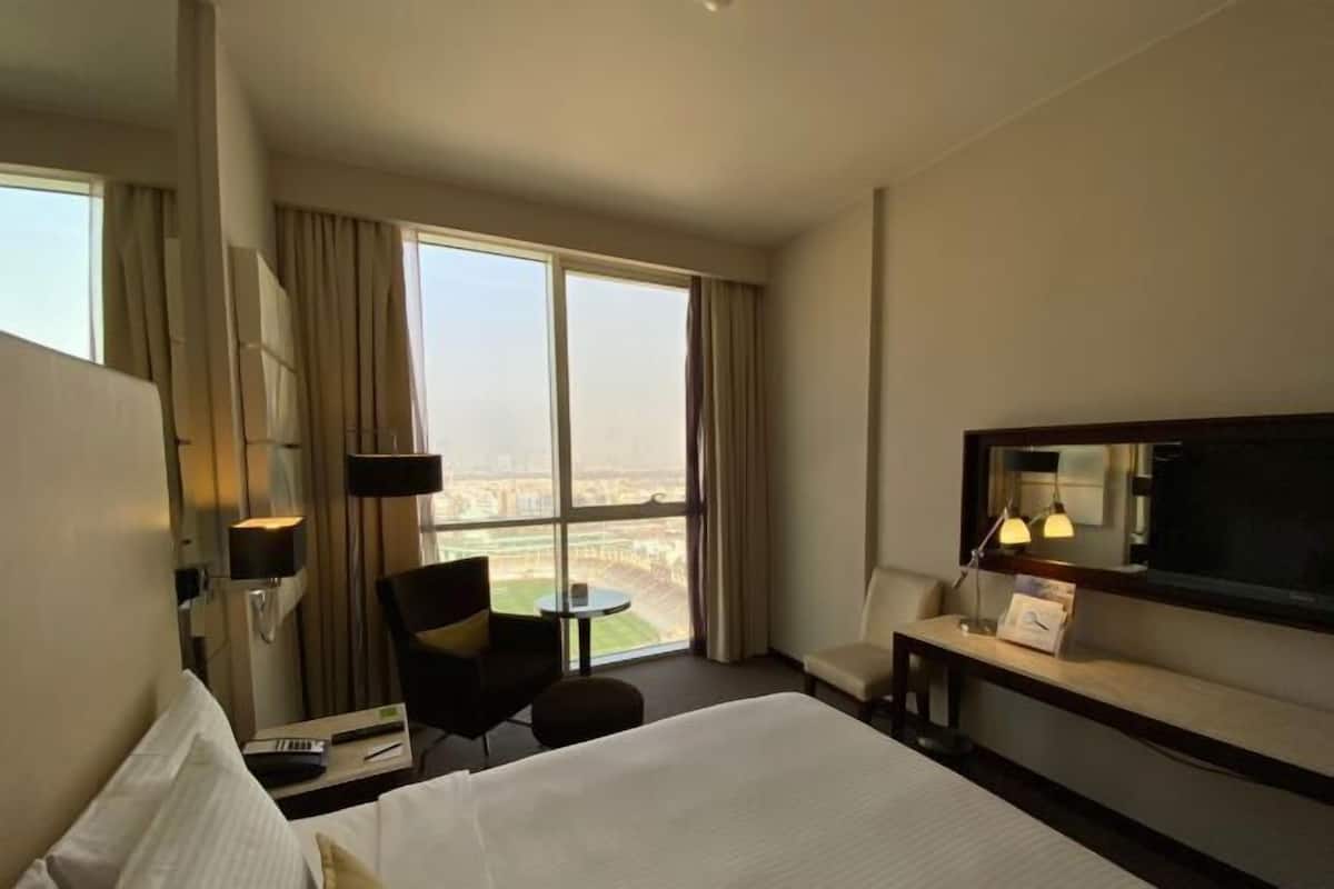 Safe på rommet, skrivebord og skrivebord for bærbar PC