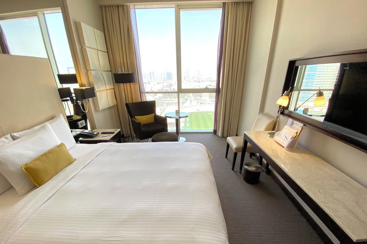 Kamer, 1 queensize bed (Centro Prime, Stadium View) | Een kluis op de kamer, een bureau, een laptopwerkplek