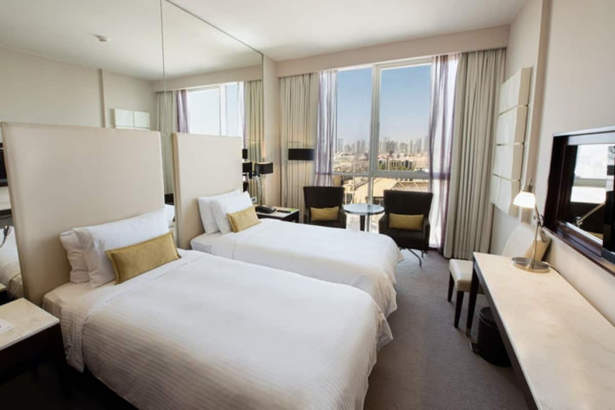 Room, 2 Twin Beds, City View (Centro) | In-room safe, desk, laptop workspace, blackout drapes