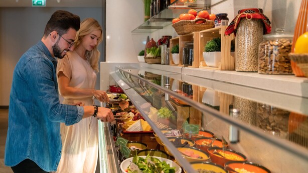 Ein Buffet mit verschiedenen Speisen und Beilagen.