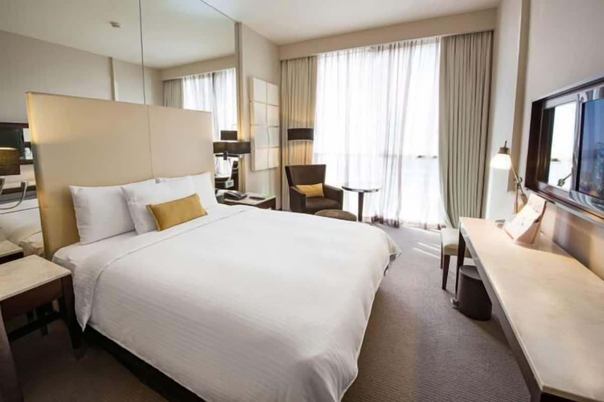 Safe på rommet, skrivebord og skrivebord for bærbar PC