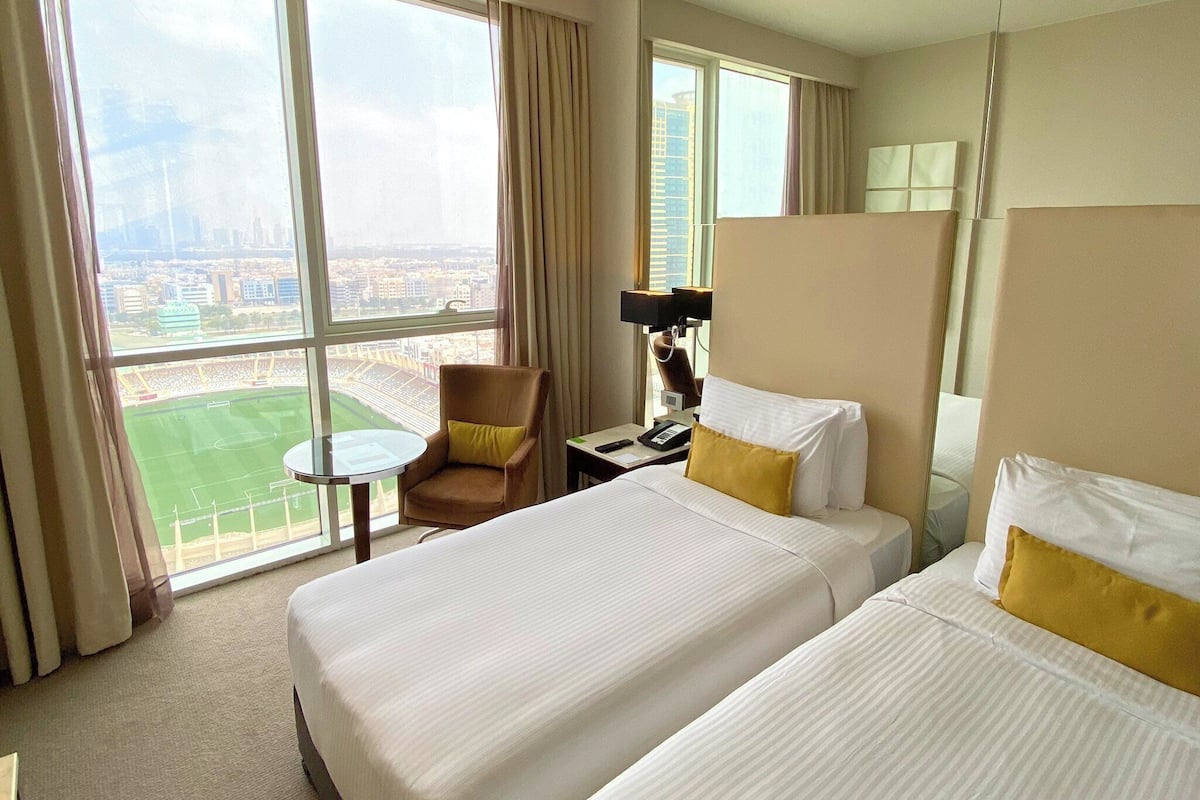 Kamer, 2 eenpersoonsbedden (Centro Prime, Stadium View) | Een kluis op de kamer, een bureau, een laptopwerkplek