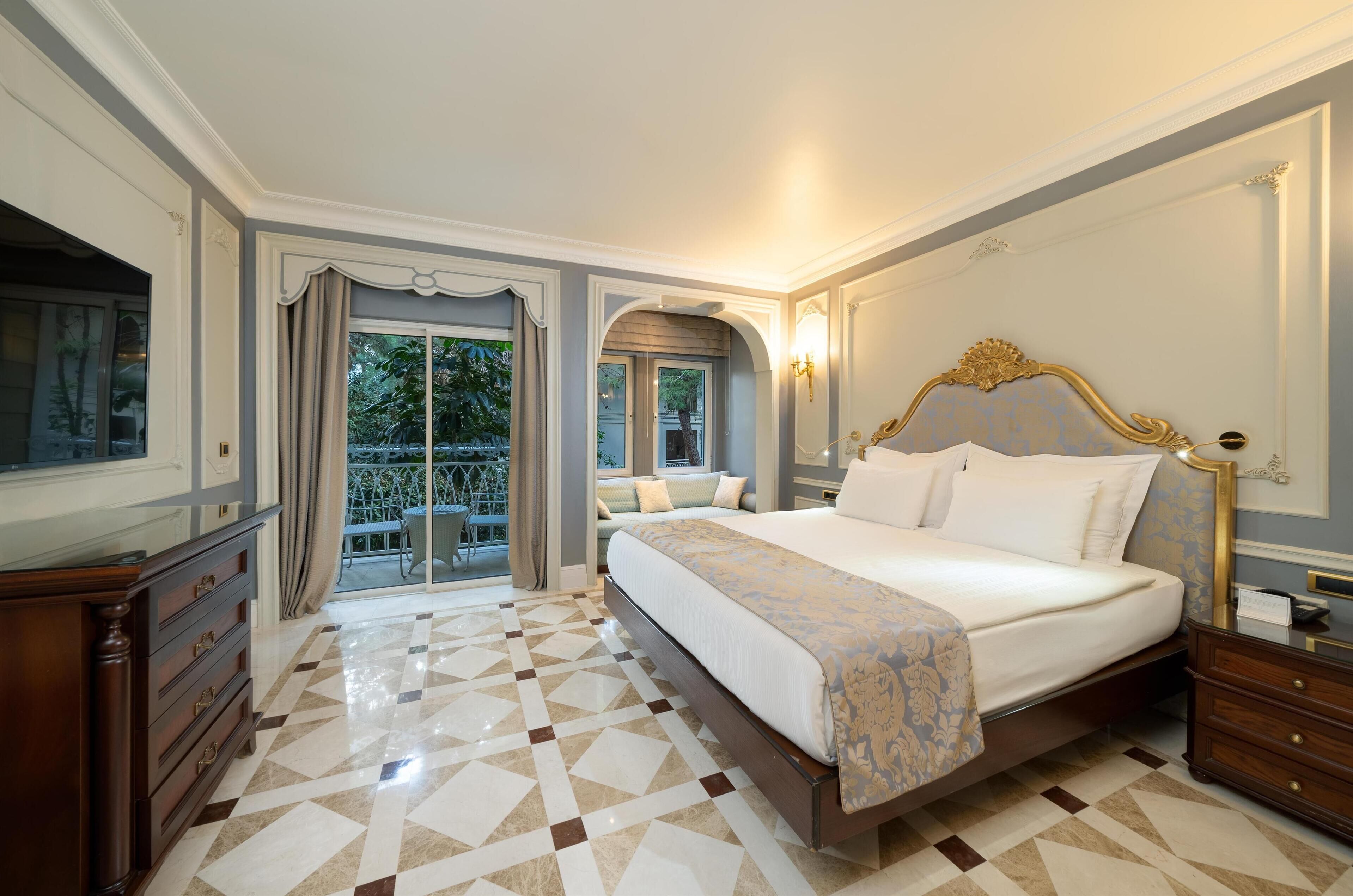 Minibar với thức uống miễn phí, két bảo mật tại phòng, bàn 