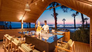 5 restaurantes, se sirven desayunos, comidas, cenas y cocina turca