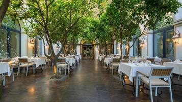 5 restaurants; breakfast, lunch, and dinner served