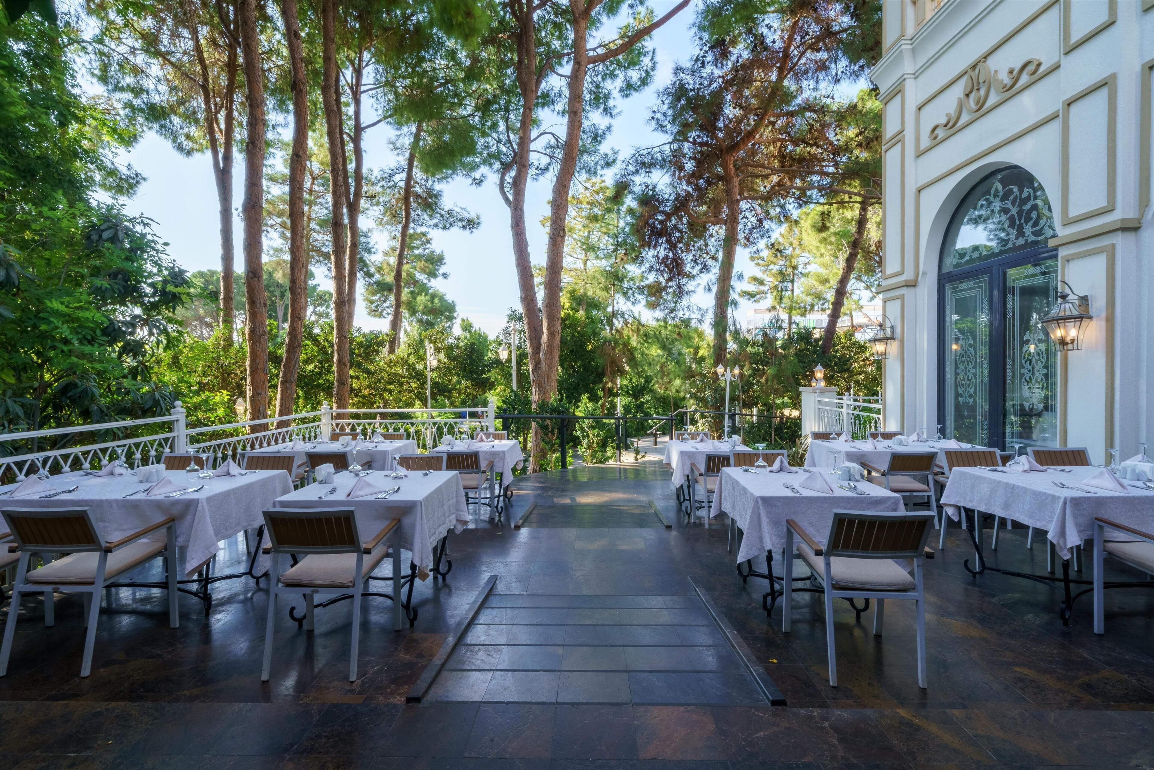 5 restaurants servant le petit déjeuner, le déjeuner et le dîner