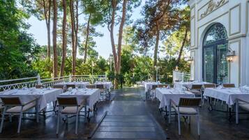 5 restaurants servant le petit déjeuner, le déjeuner et le dîner