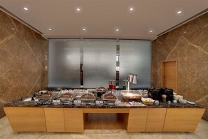 Desayuno buffet diario (INR 999 por persona)