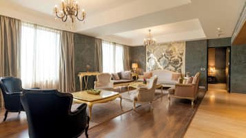 Presidential Suite, 1 Katil Raja (King), Non Smoking | Peralatan tempat tidur premium, bar mini, peti besi dalam bilik, meja