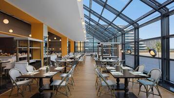 Jääkaappi, kahvin-/teenkeitin