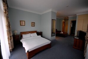 Standard Twin Room | Desk, free cribs/infant beds, rollaway beds, free WiFi